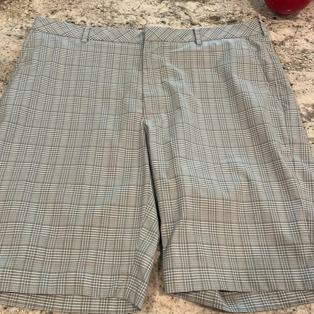 Men’s shorts excellent condition - Picture 2 of 5